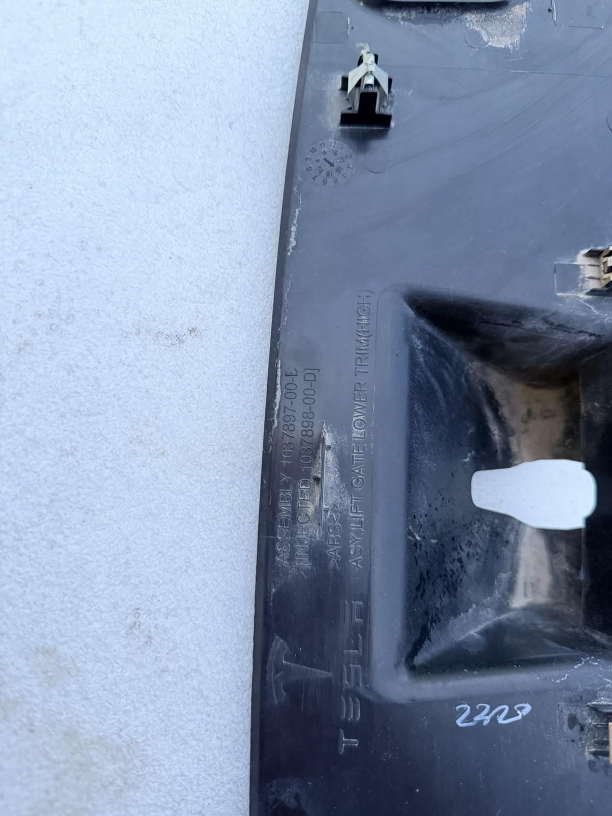 ♦️16-20 TESLA MODEL X REAR LIFTGATE LOWER COVER W/CONTROL SWITCH OEM, 103789700E