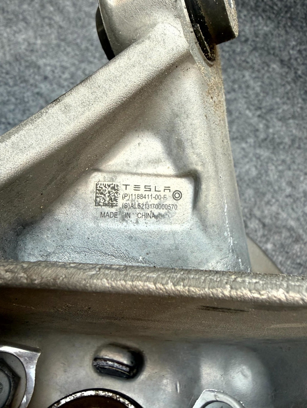 2020-2024 TESLA MODEL Y REAR LEFT SPINDLE KNUCKLE HUB & SHIELD OEM, 1188411-00-F