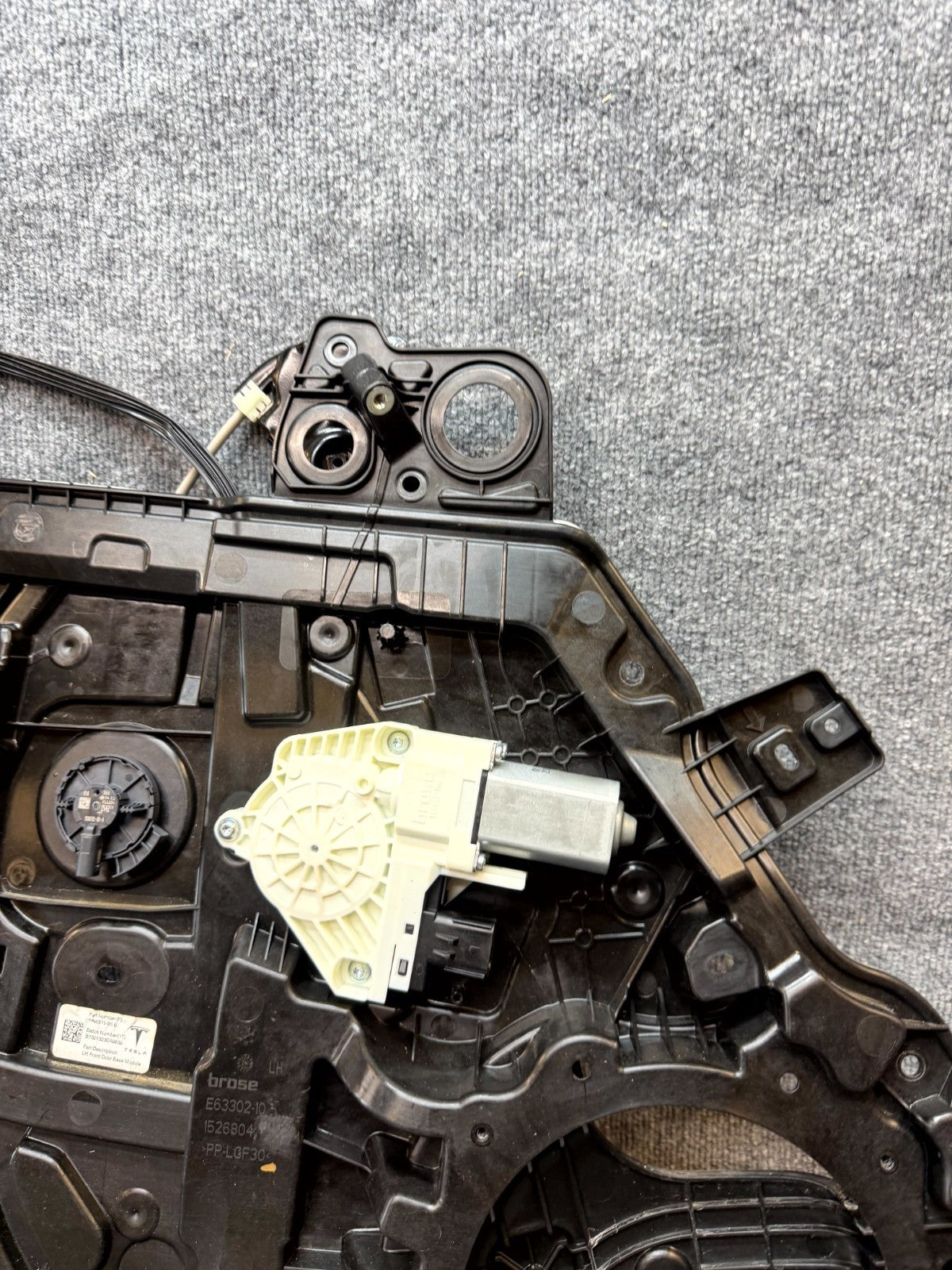 2020-2024 TESLA MODEL Y FRONT LEFT DOOR WINDOW REGULATOR & MOTOR OEM, 149551000E