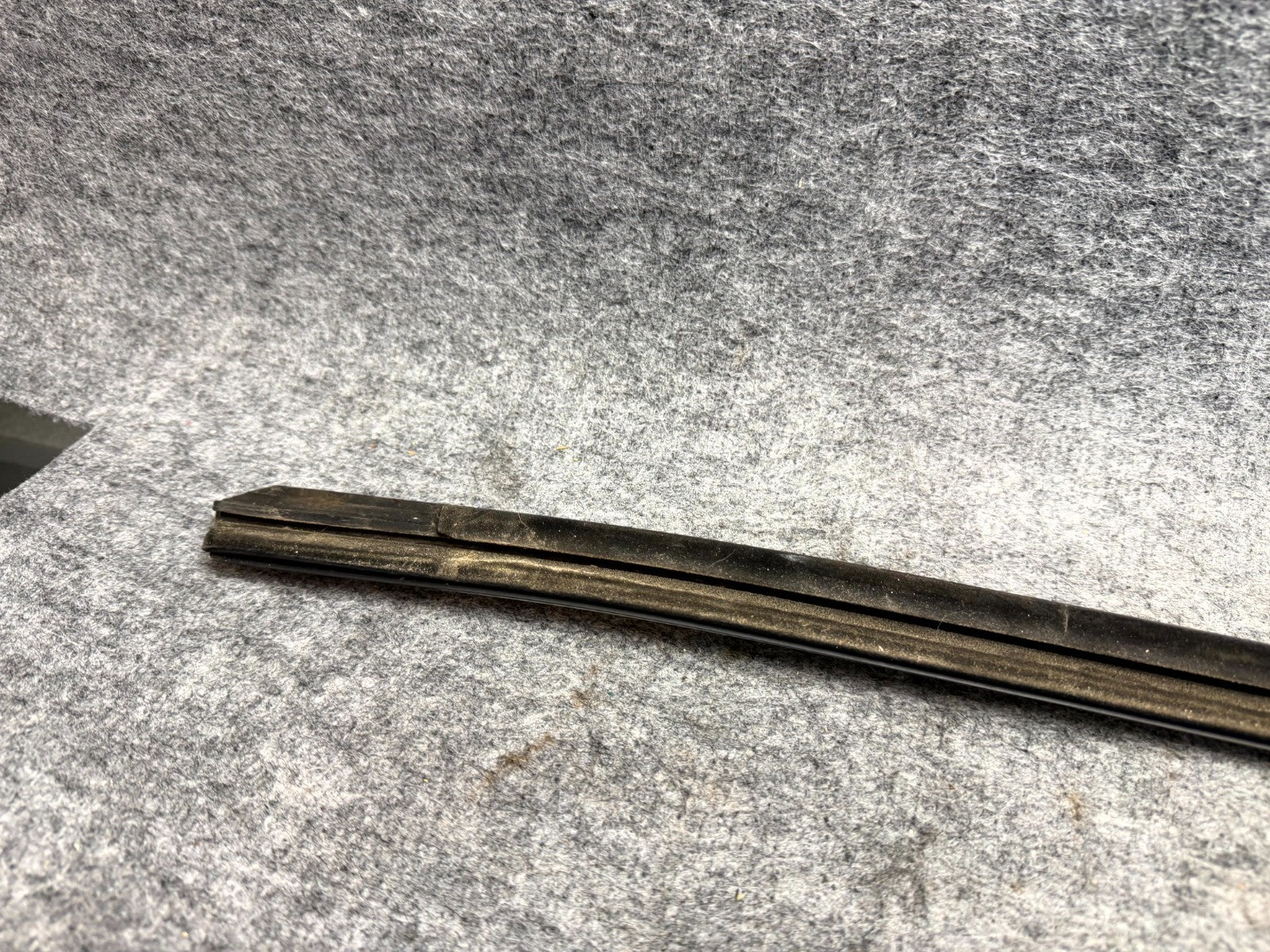 ♦️2017–2023 TESLA MODEL 3 REAR LEFT DOOR WINDOW BELT MOLDING OEM, 1080745-00-F