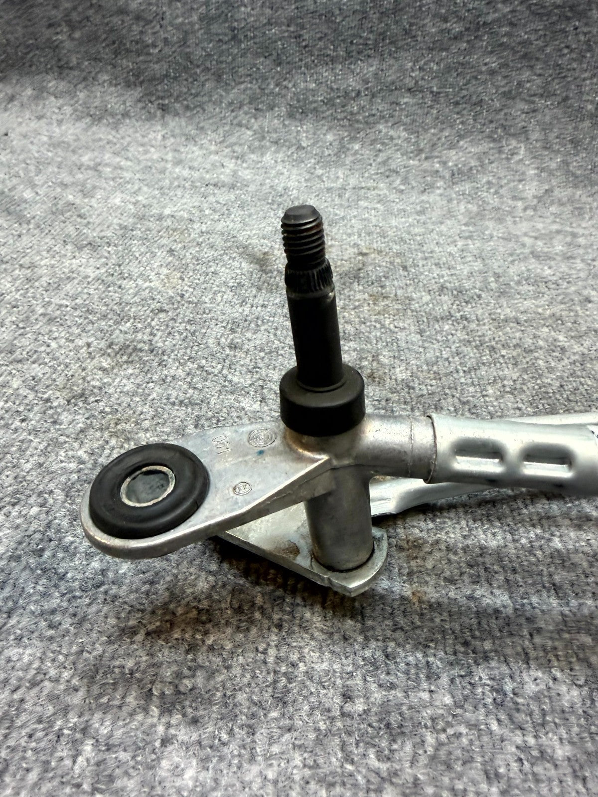 2020-2024 TESLA MODEL Y FRONT WINDSHIELD WIPER LINKAGE W/MOTOR OEM, 1658936-00-A