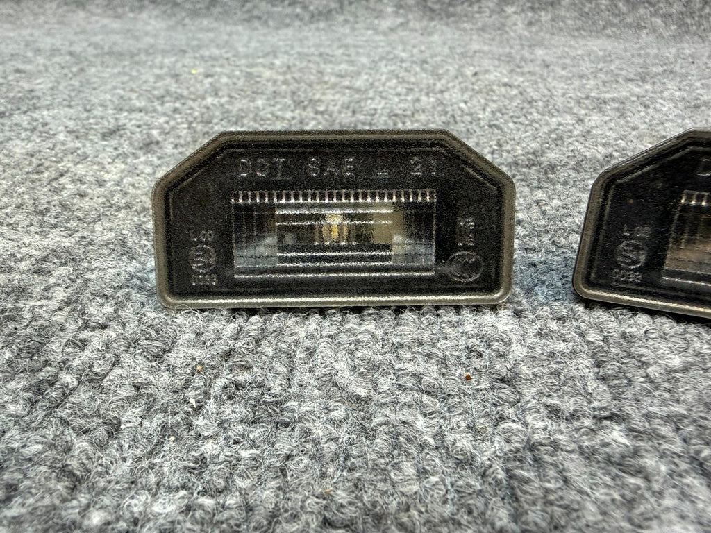 17 - 24 TESLA MODEL 3 Y REAR LEFT OR RIGHT LICENSE PLATE LIGHT OEM, 1713282-00-A