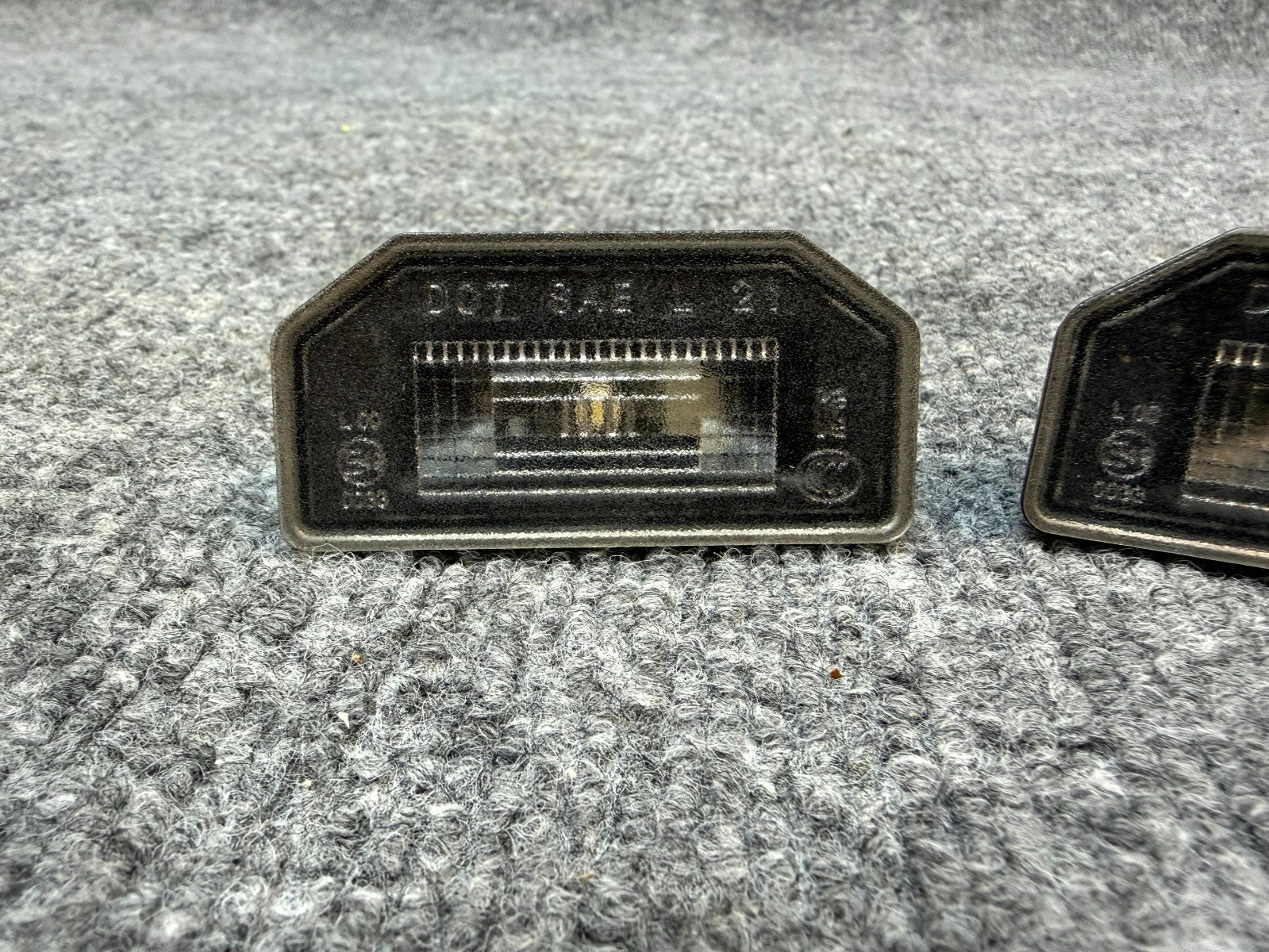 17 - 24 TESLA MODEL 3 Y REAR LEFT OR RIGHT LICENSE PLATE LIGHT OEM, 1713282-00-A
