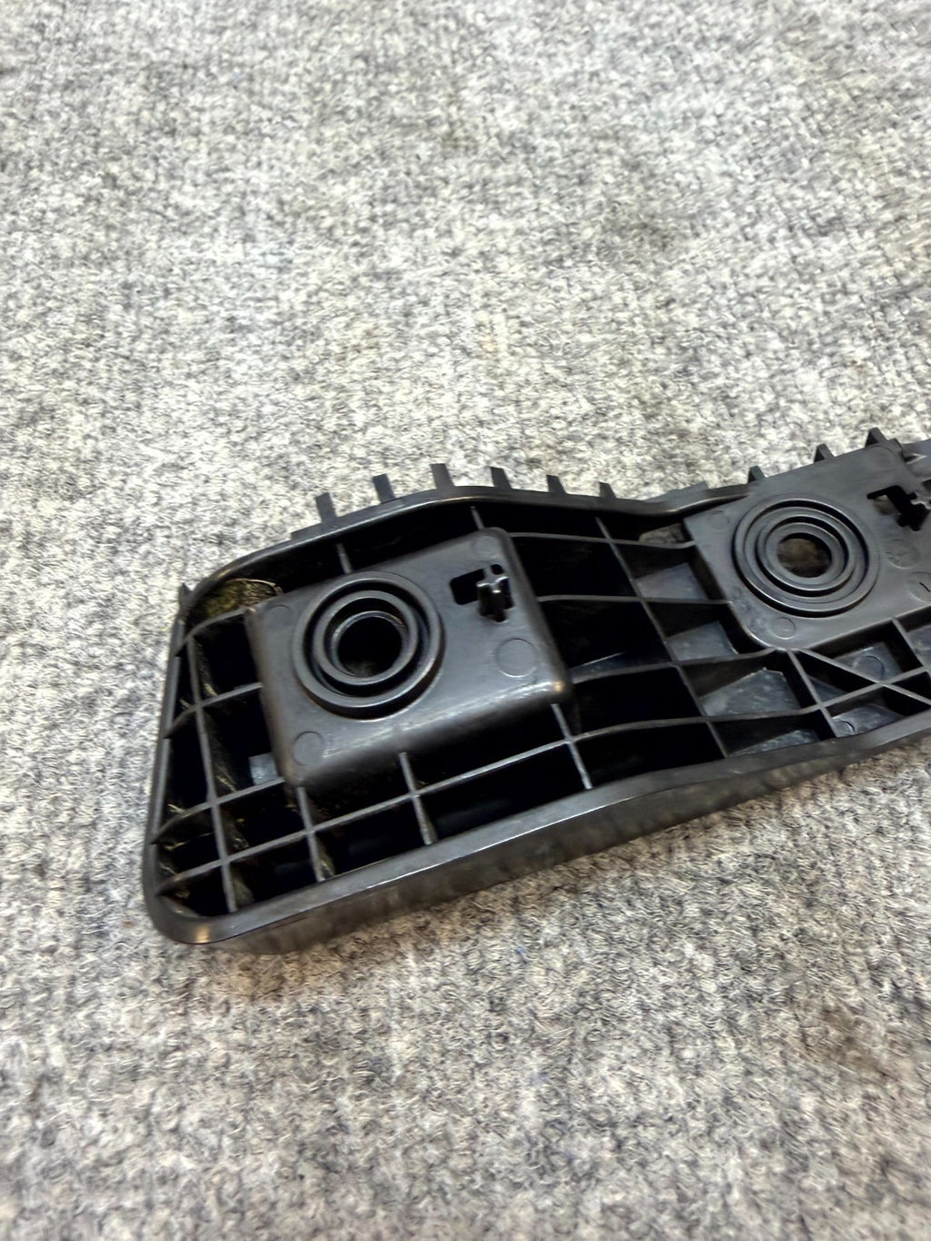 2017-2023 TESLA MODEL 3 LEFT SIDE TAILLIGHT TAIL LIGHT BRACKET OEM, 1083992-00-D