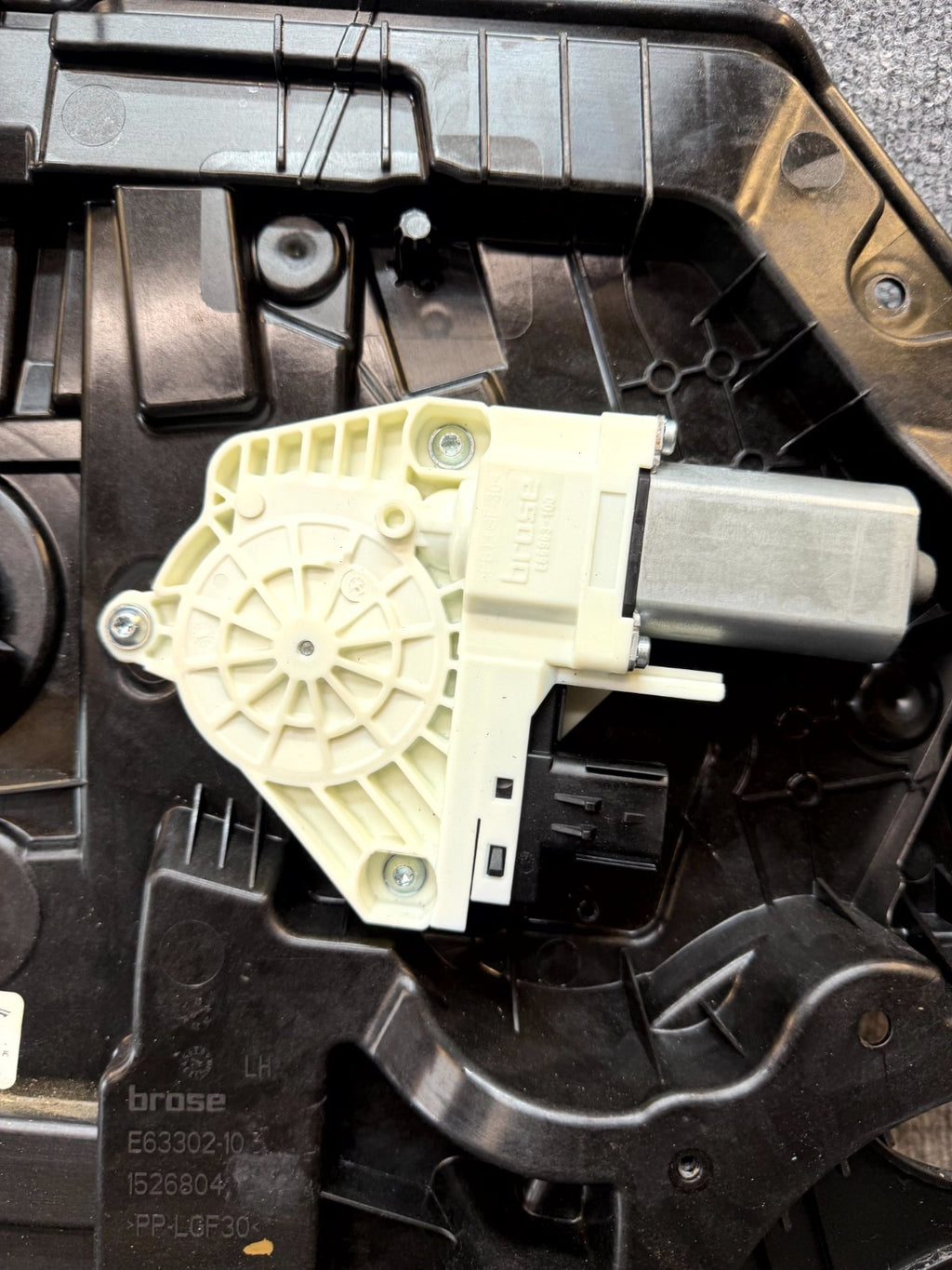 2020-2024 TESLA MODEL Y FRONT LEFT DOOR WINDOW REGULATOR & MOTOR OEM, 149551000E