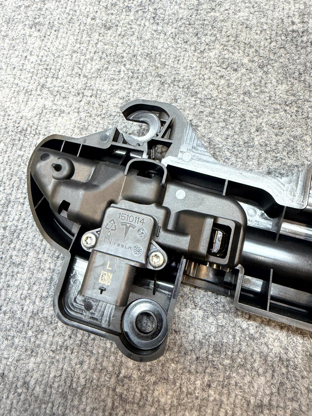 2020 - 2024 TESLA MODEL Y FRONT/REAR LEFT SIDE DOOR HANDLE OEM, 1528114-00-D