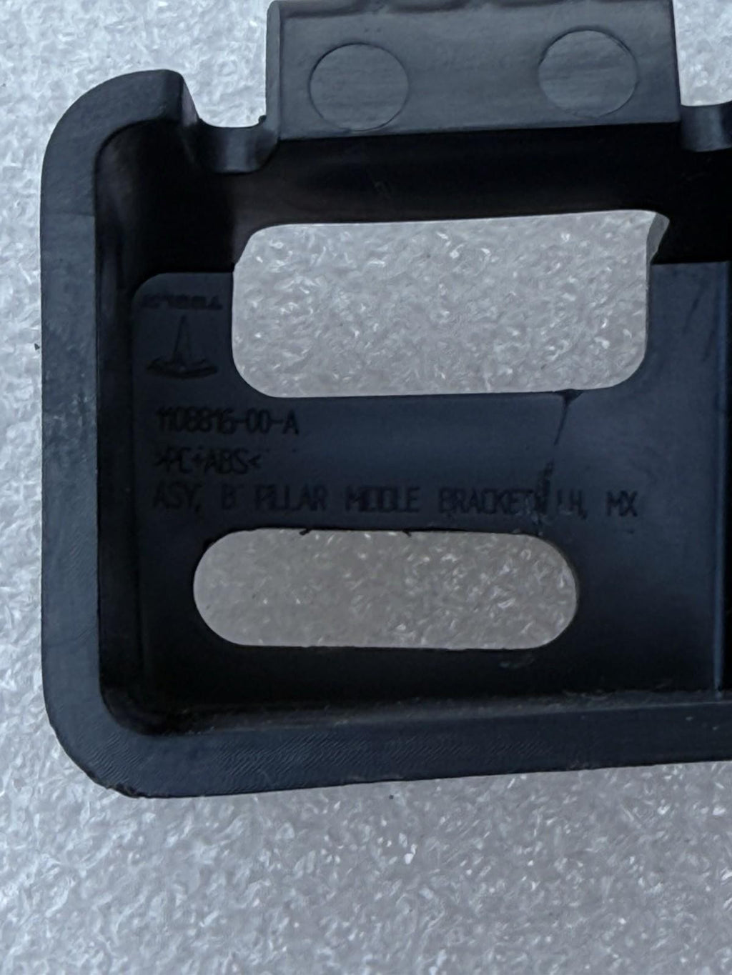 ♦️16 -23 TESLA MODEL X LEFT SIDE B PILLAR MIDDLE SUPPORT BRACKET OEM, 1108816-00