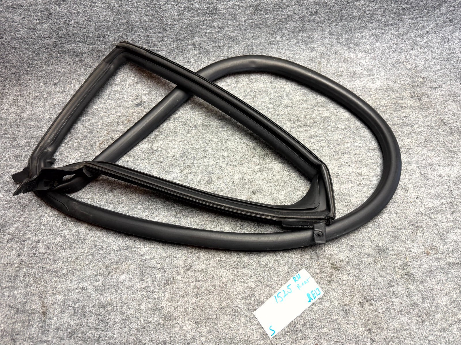 ♦️12-20 TESLA MODEL S REAR RIGHT DOOR WINDOW WEATHERSTRIP SEAL OEM, 1038408-00-A