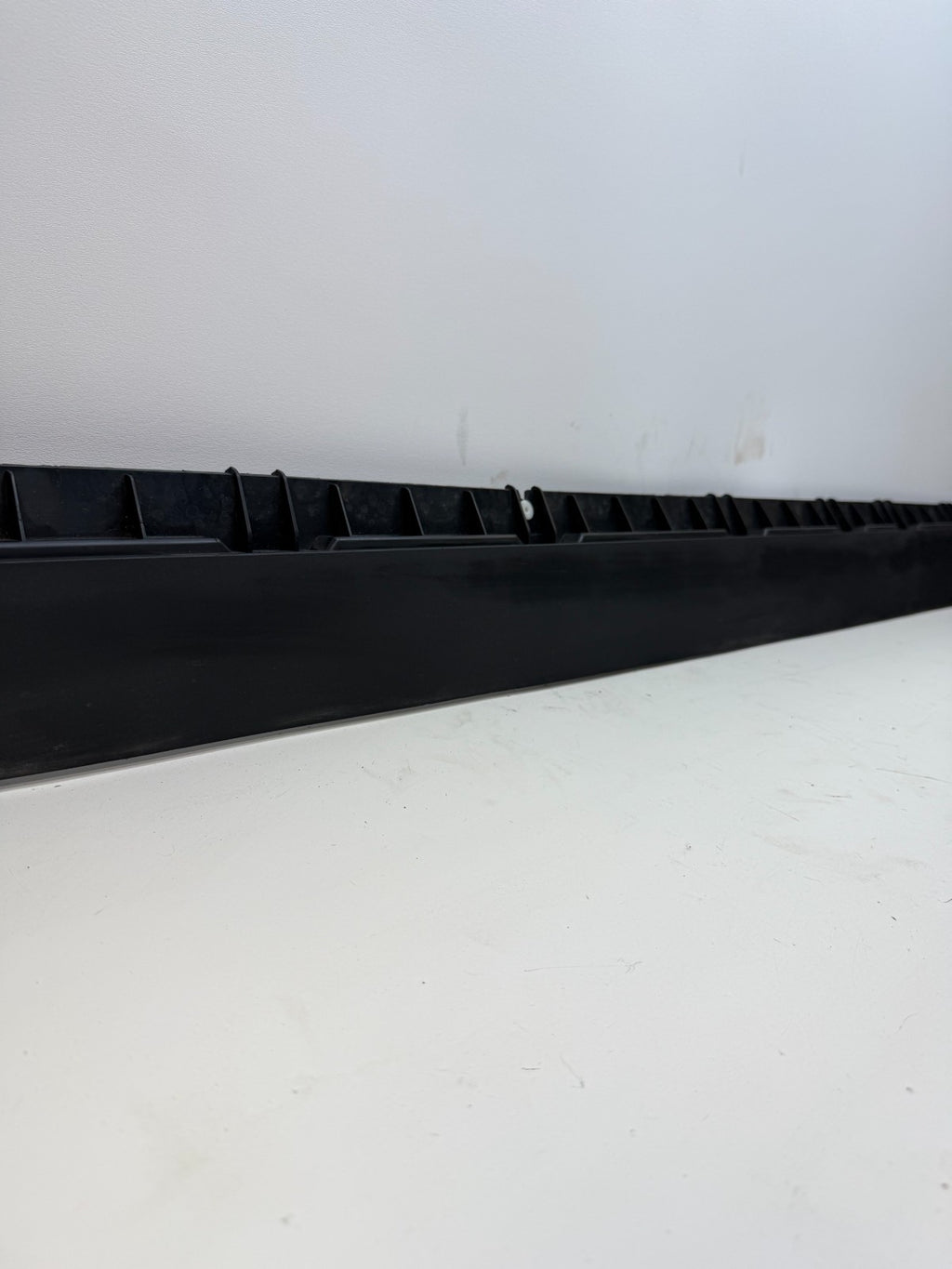 2020-24 TESLA MODEL Y RIGHT SIDE SKIRT ROCKER PANEL MOLDING CARRIER BRACKET