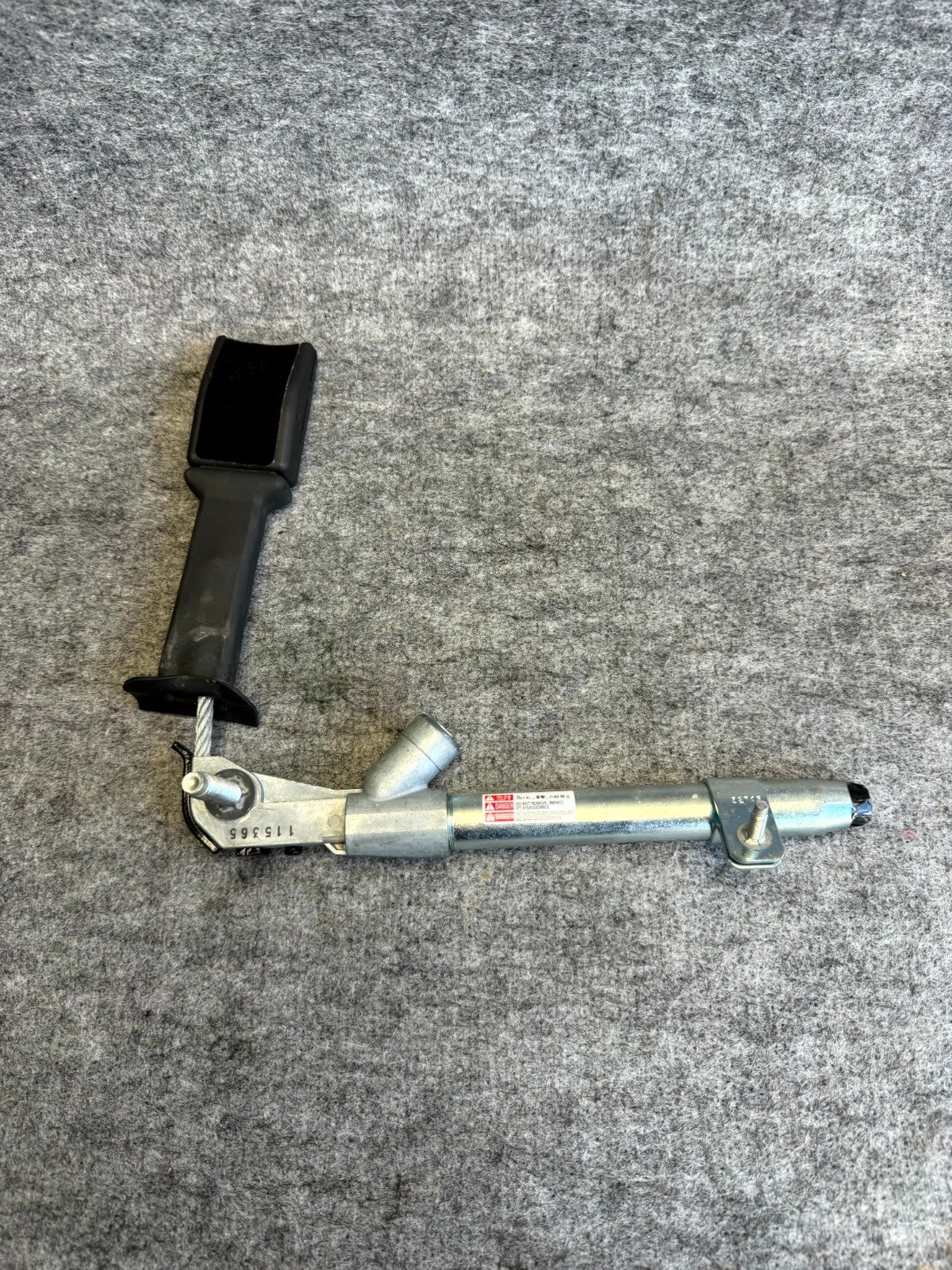 ♦️2016 - 2020 TESLA MODEL S FRONT LEFT SIDE SEAT BELT BUCKLE OEM, P1004532-05-F