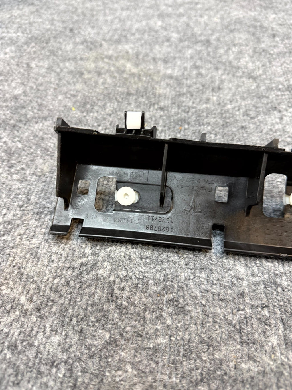 2020-2023 TESLA MODEL Y RIGHT LIFTGATE BRACKET TRIM ASSEMBLY OEM, 1628708-00-A