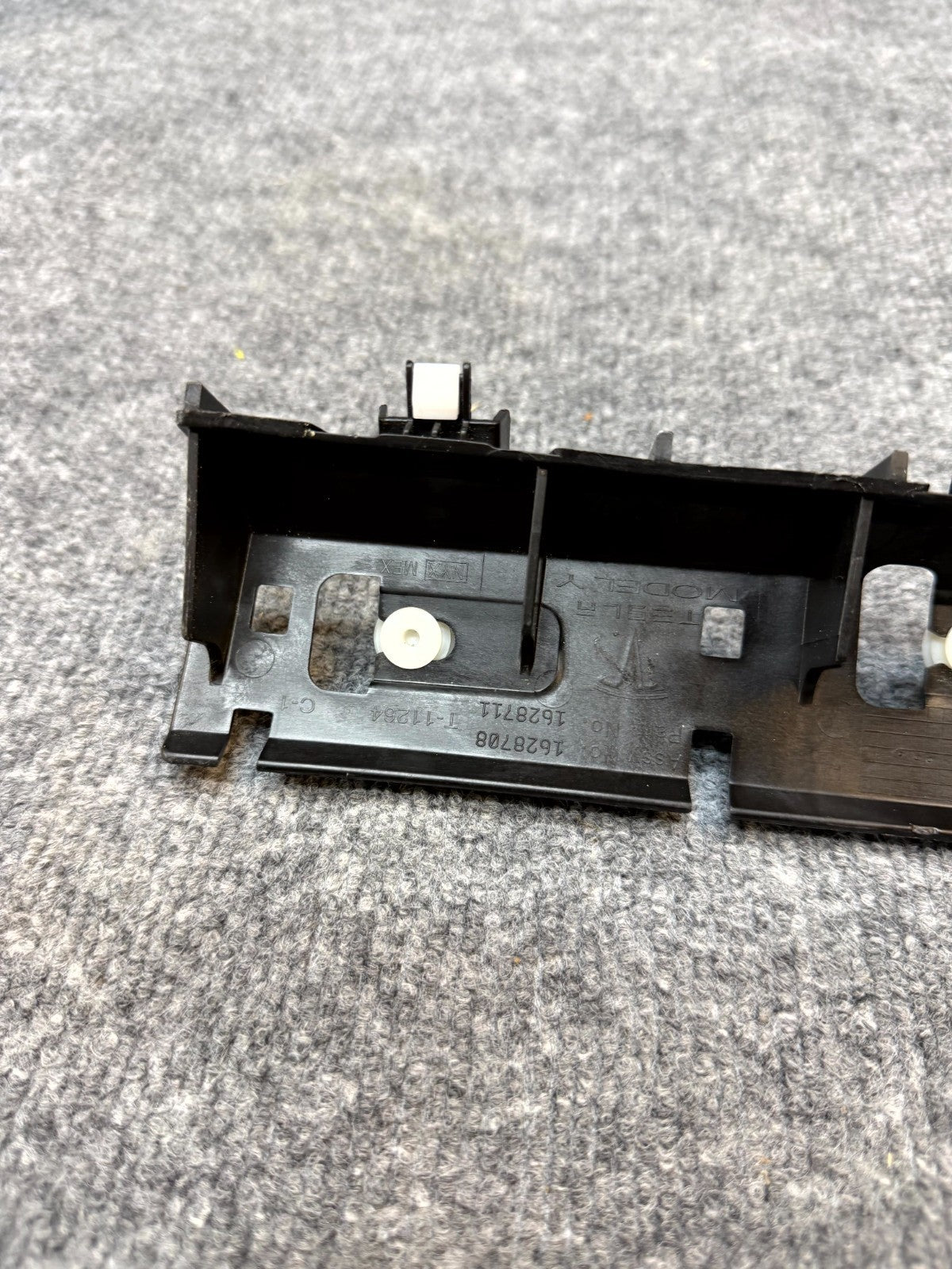 2020-2023 TESLA MODEL Y RIGHT LIFTGATE BRACKET TRIM ASSEMBLY OEM, 1628708-00-A