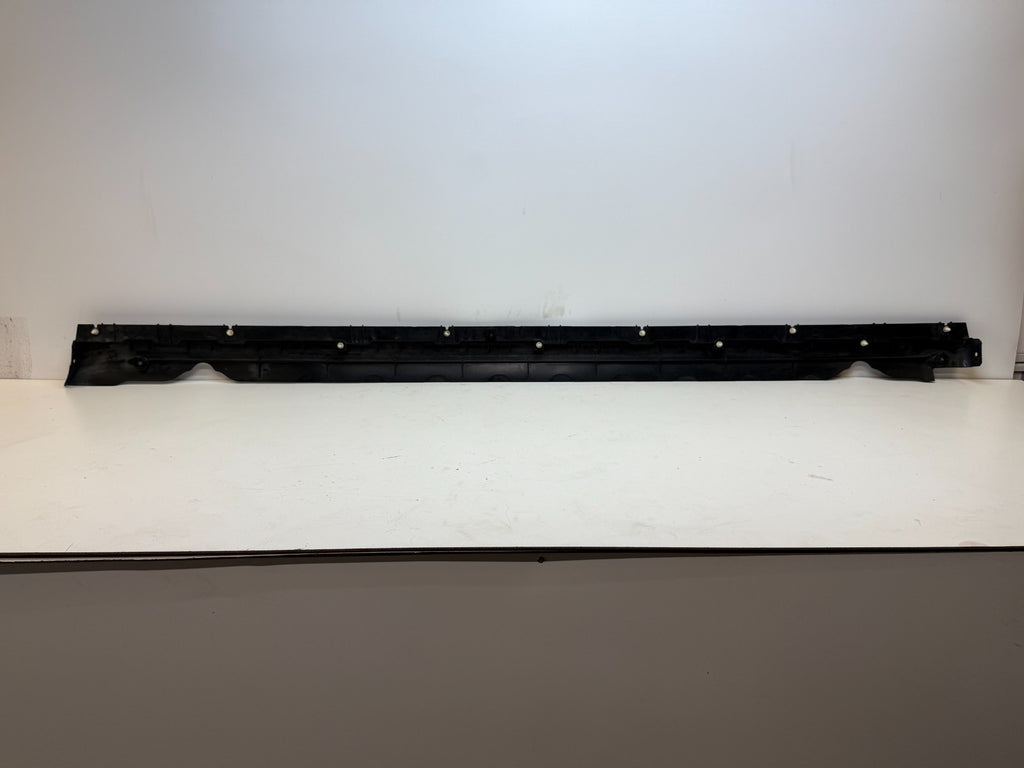 20-24 TESLA MODEL Y LEFT SIDE SKIRT ROCKER PANEL MOLDING CARRIER BRACKET