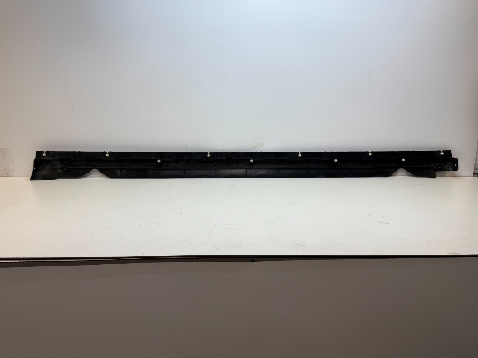 20-24 TESLA MODEL Y LEFT SIDE SKIRT ROCKER PANEL MOLDING CARRIER BRACKET