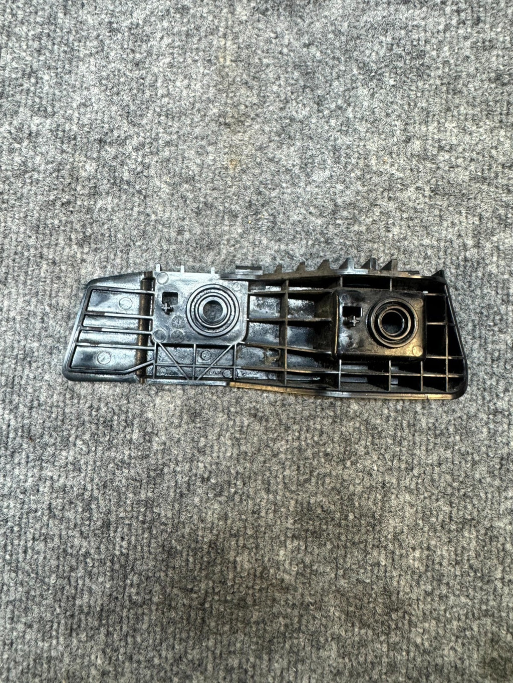 17 - 23 TESLA MODEL 3 REAR RIGHT SIDE TAILLIGHT MOUNT BRACKET OEM, 1083993-00-E