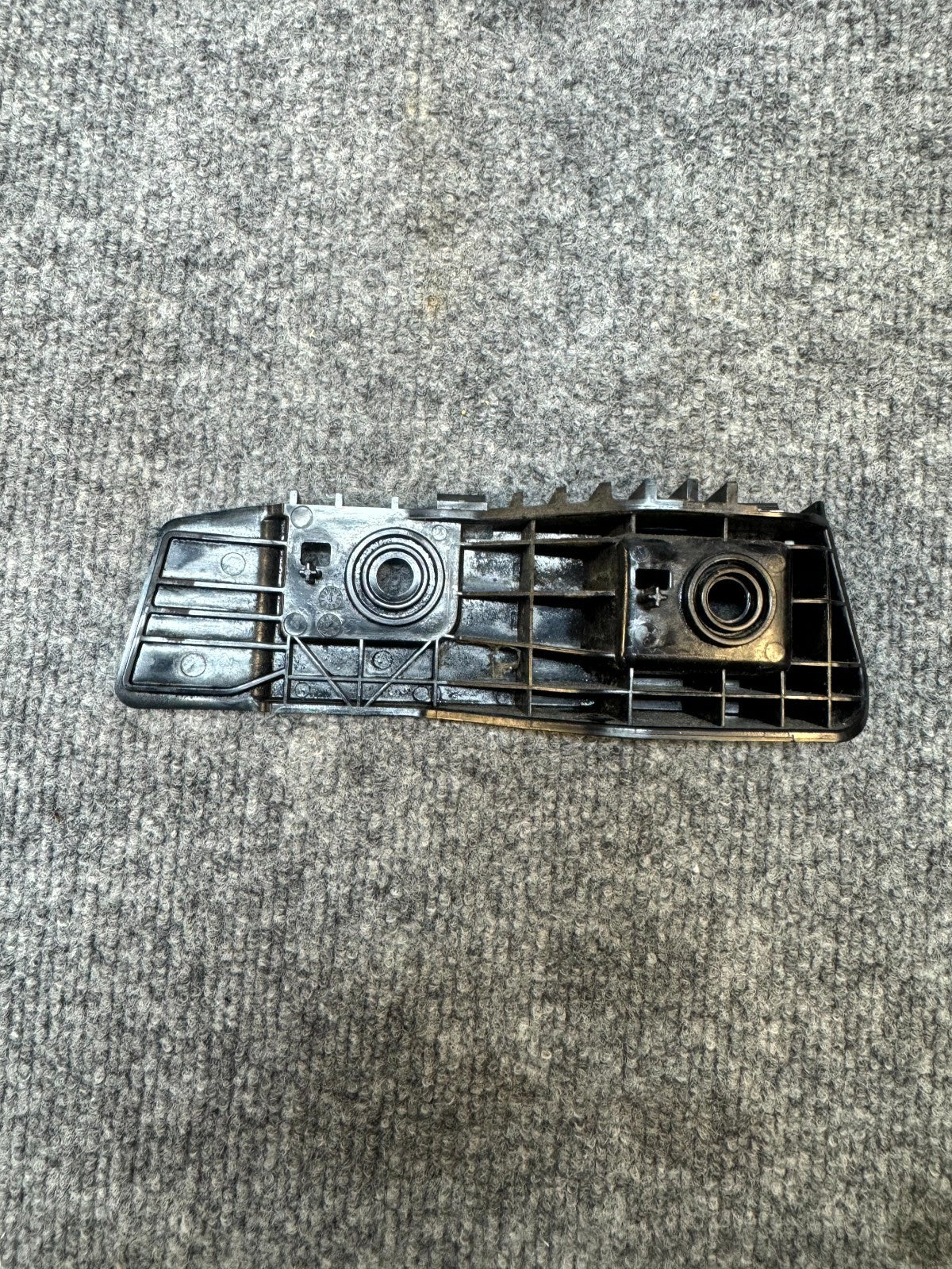 17 - 23 TESLA MODEL 3 REAR RIGHT SIDE TAILLIGHT MOUNT BRACKET OEM, 1083993-00-E