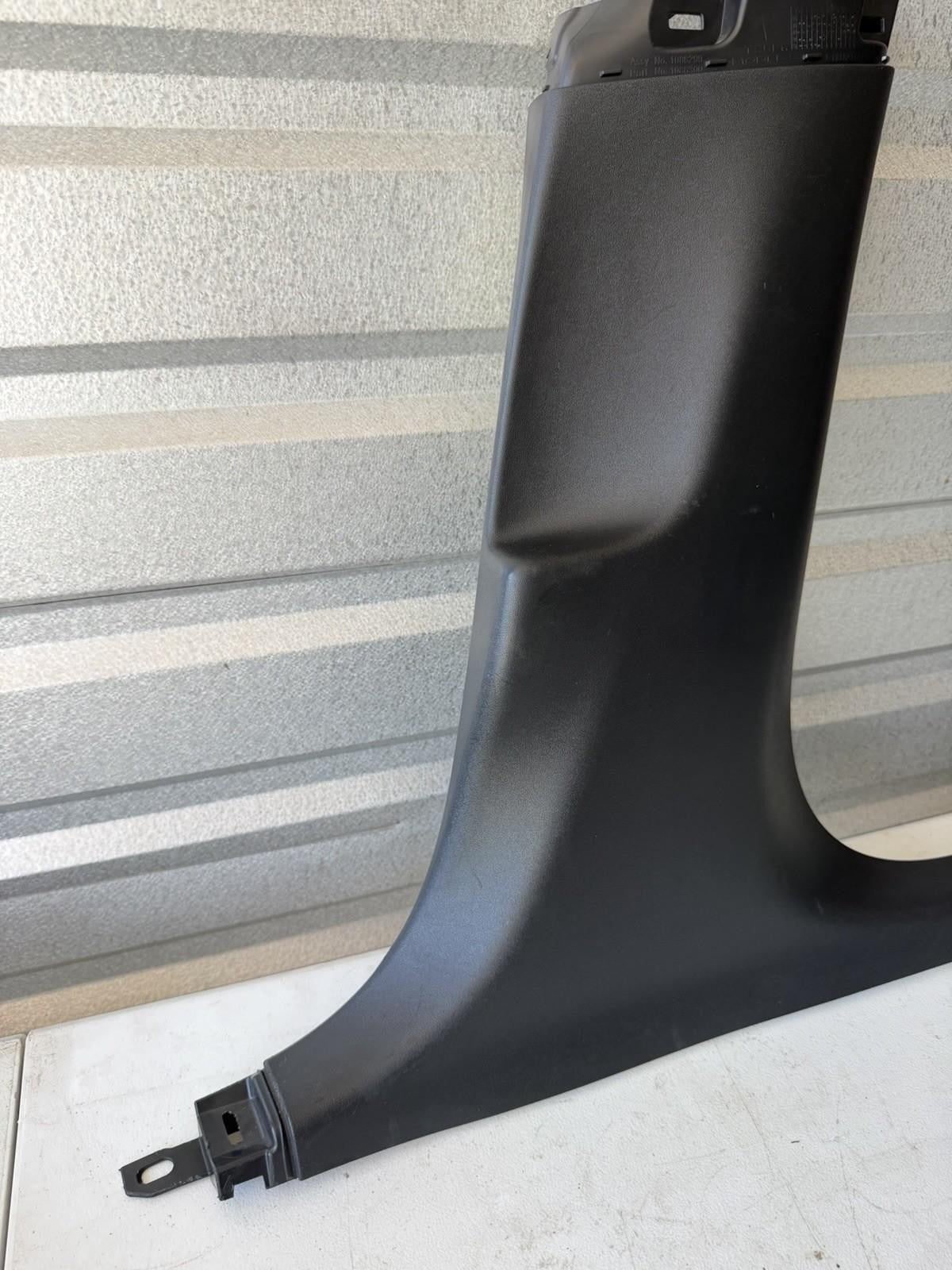 ♦️17–23 TESLA MODEL 3 RIGHT SIDE B-PILLAR LOWER TRIM COVER PANEL OEM,1086299-00J