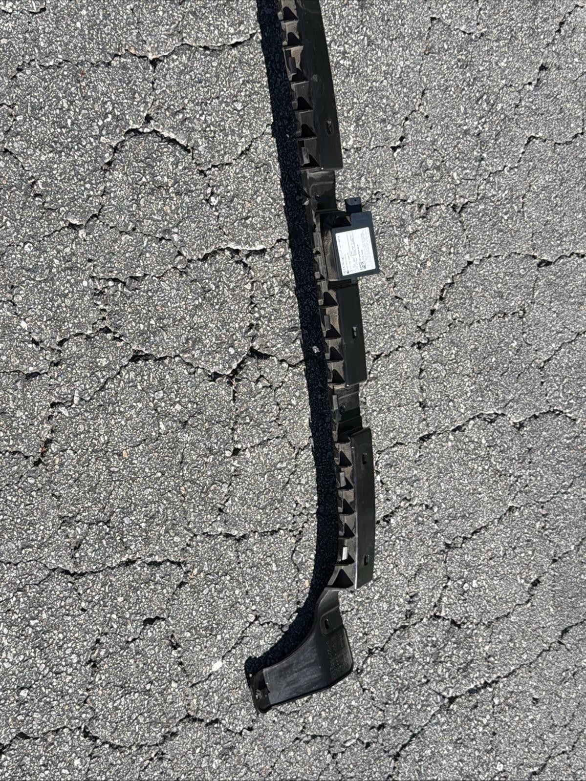 ♦️17-23 TESLA MODEL 3 REAR BUMPER CENTER SUPPORT MOUNT BRACKET OEM, 1083994-00-G