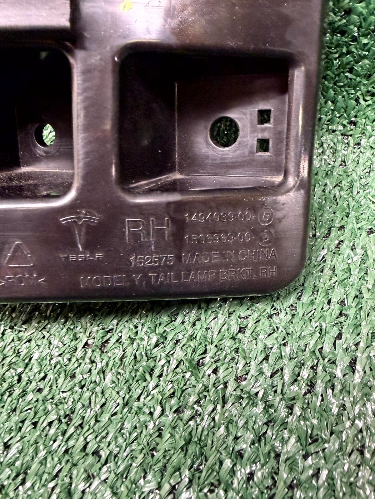 ♦️2020-2023 TESLA MODEL Y RIGHT SIDE TAIL LIGHT BUMPER BRACKET OEM, 1494039-00-B