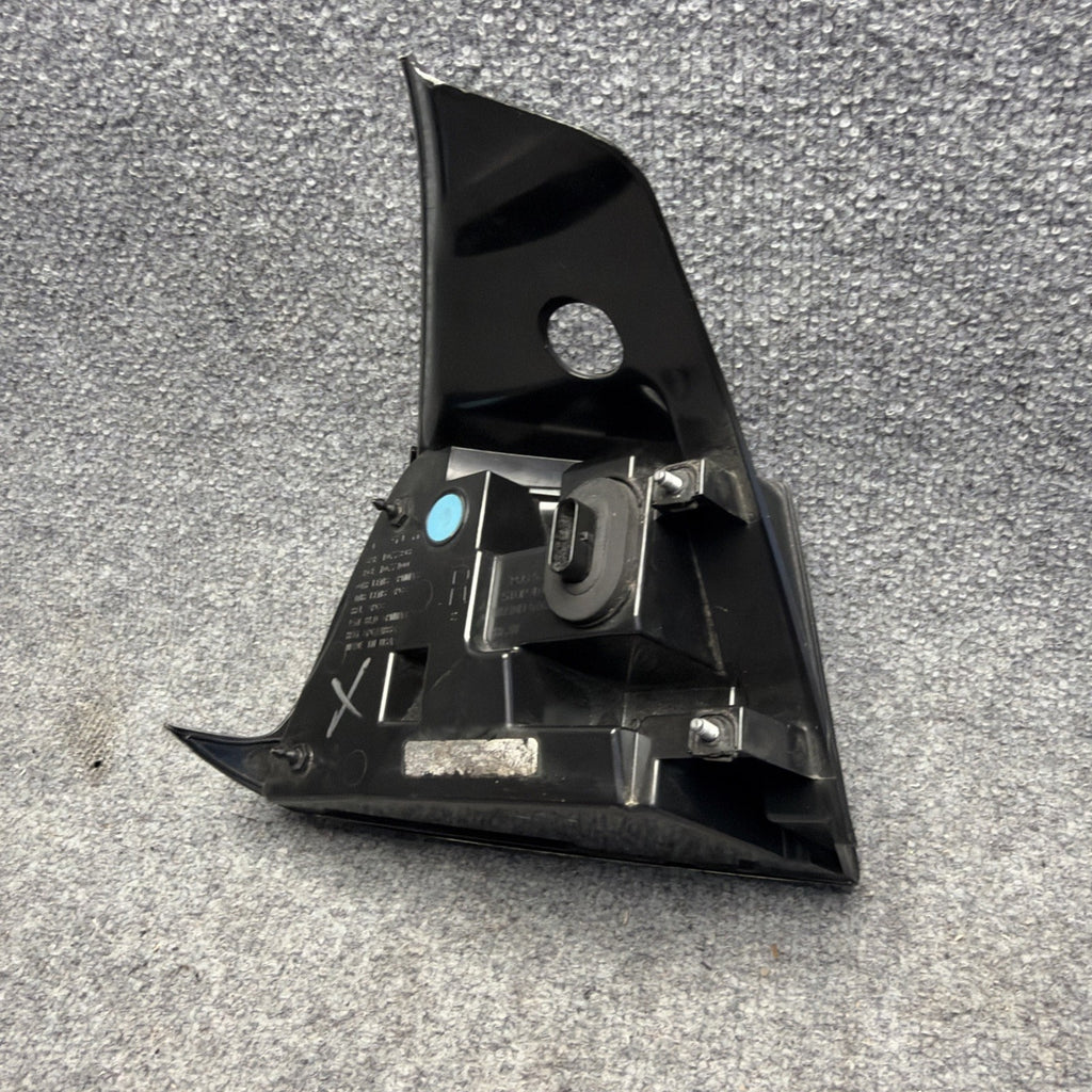 2017-2023 Tesla Model 3 Model Y RIGHT RH Tail Light 1077398-00 3-pins plug OEM