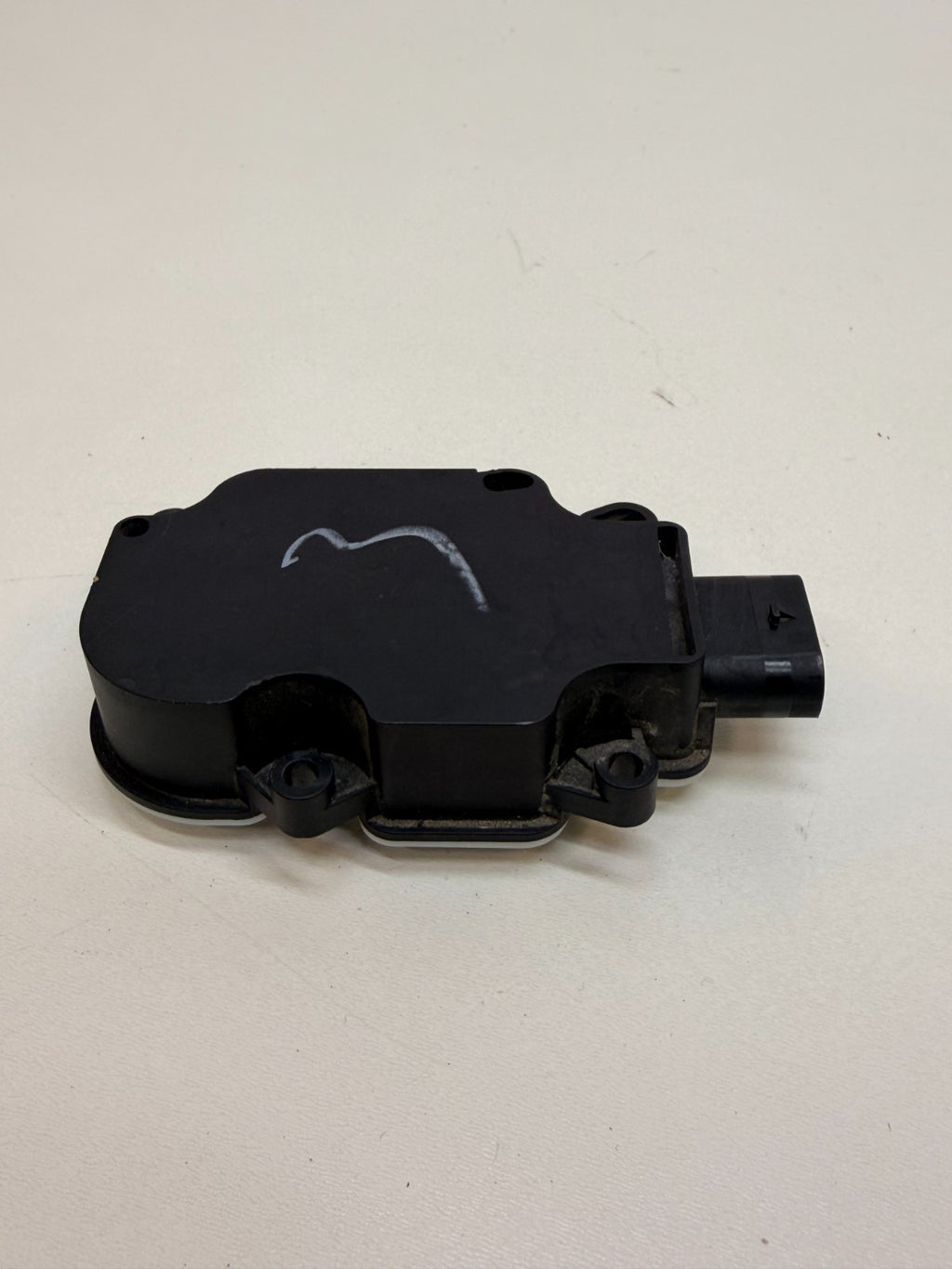 2012-20 TESLA MODEL S FRONT BUMPER GRILLE VENT SHUTTER MOTOR ACTUATOR 110485402