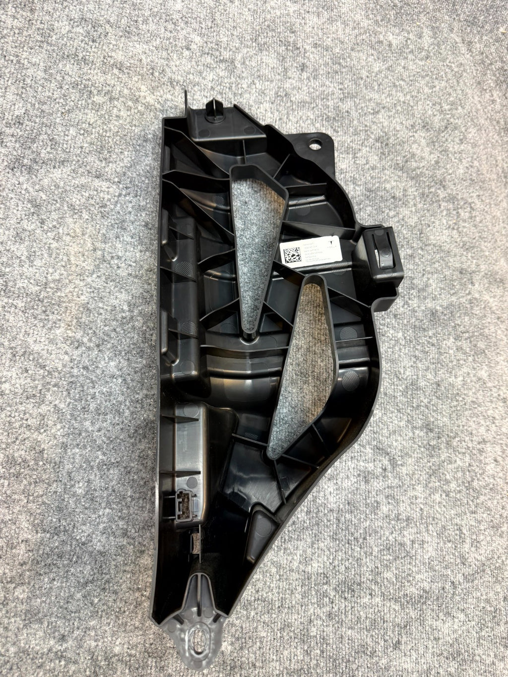 20-24 TESLA MODEL Y RIGHT LIFTGATE TRUNK TRIM SUPPORT BRACKET OEM, 1992190-00-A