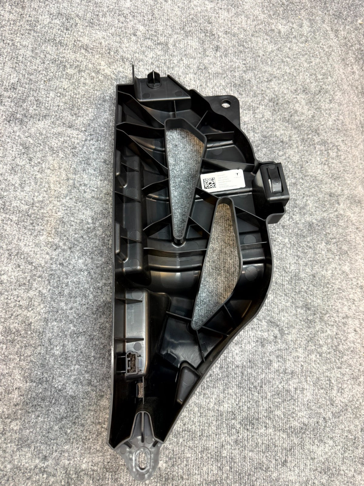 20-24 TESLA MODEL Y RIGHT LIFTGATE TRUNK TRIM SUPPORT BRACKET OEM, 1992190-00-A