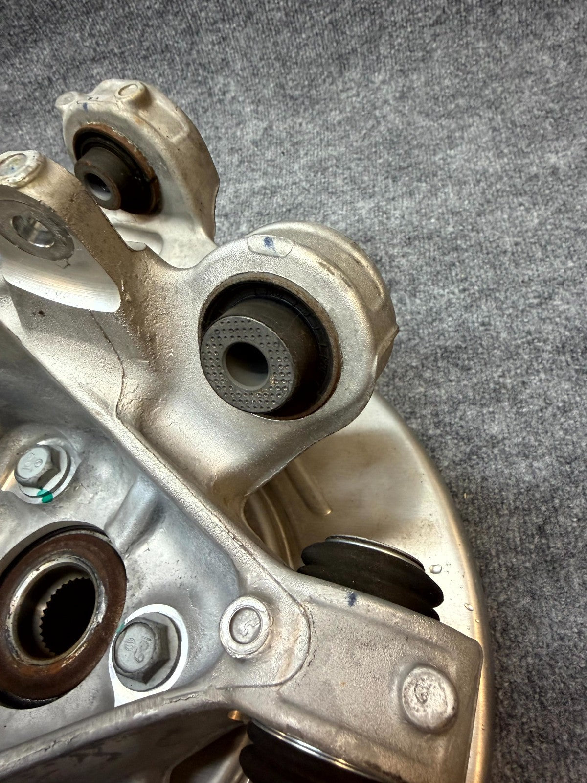 2020-2024 TESLA MODEL Y REAR RIGHT SPINDLE KNUCKLE HUB & SHIELD OEM,1188416-00-F