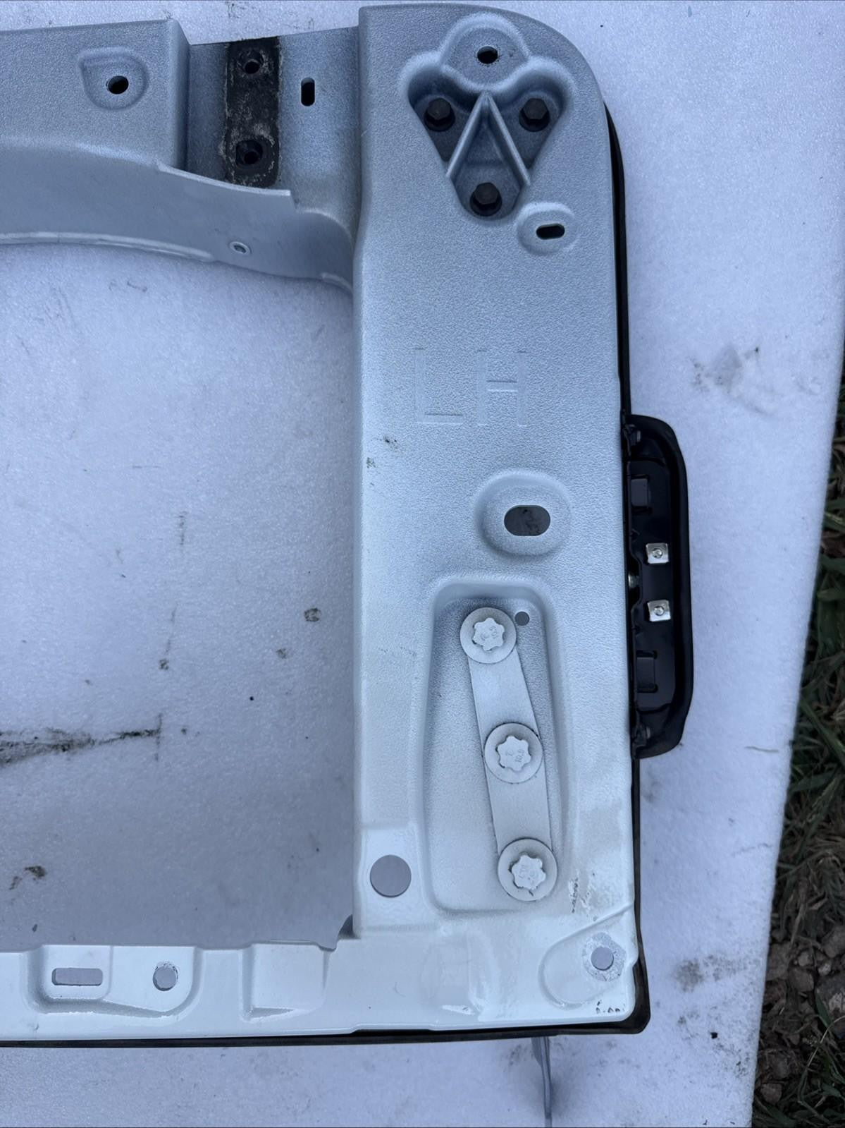 ♦️16-24 TESLA MODEL X REAR RIGHT UPPER DOOR WINDOW GLASS FRAME OEM, 102878200