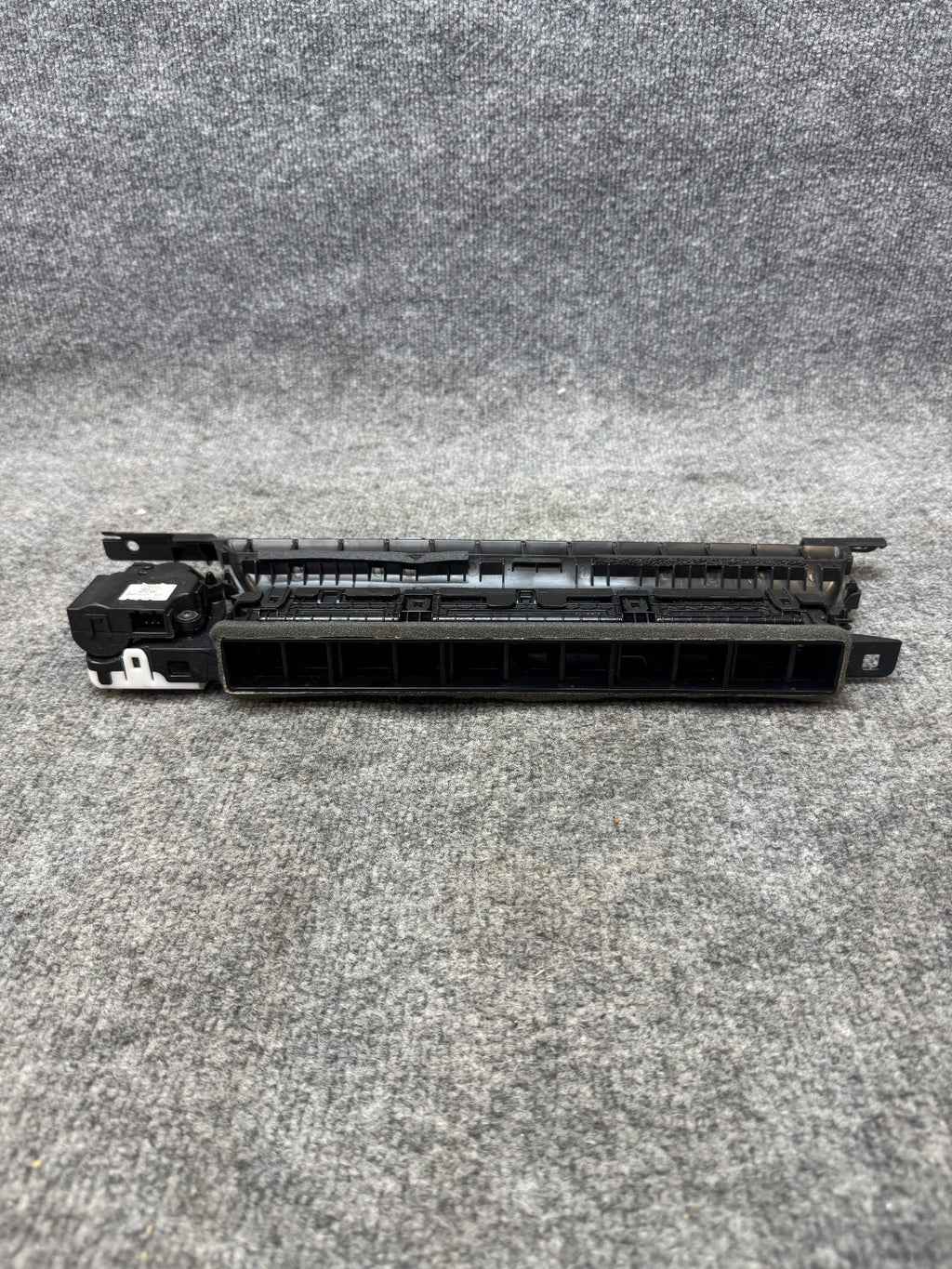 2017 – 2023 TESLA MODEL 3 LEFT DASH HEATER LOWER AIR VENT GRILLE OEM, 108332000F