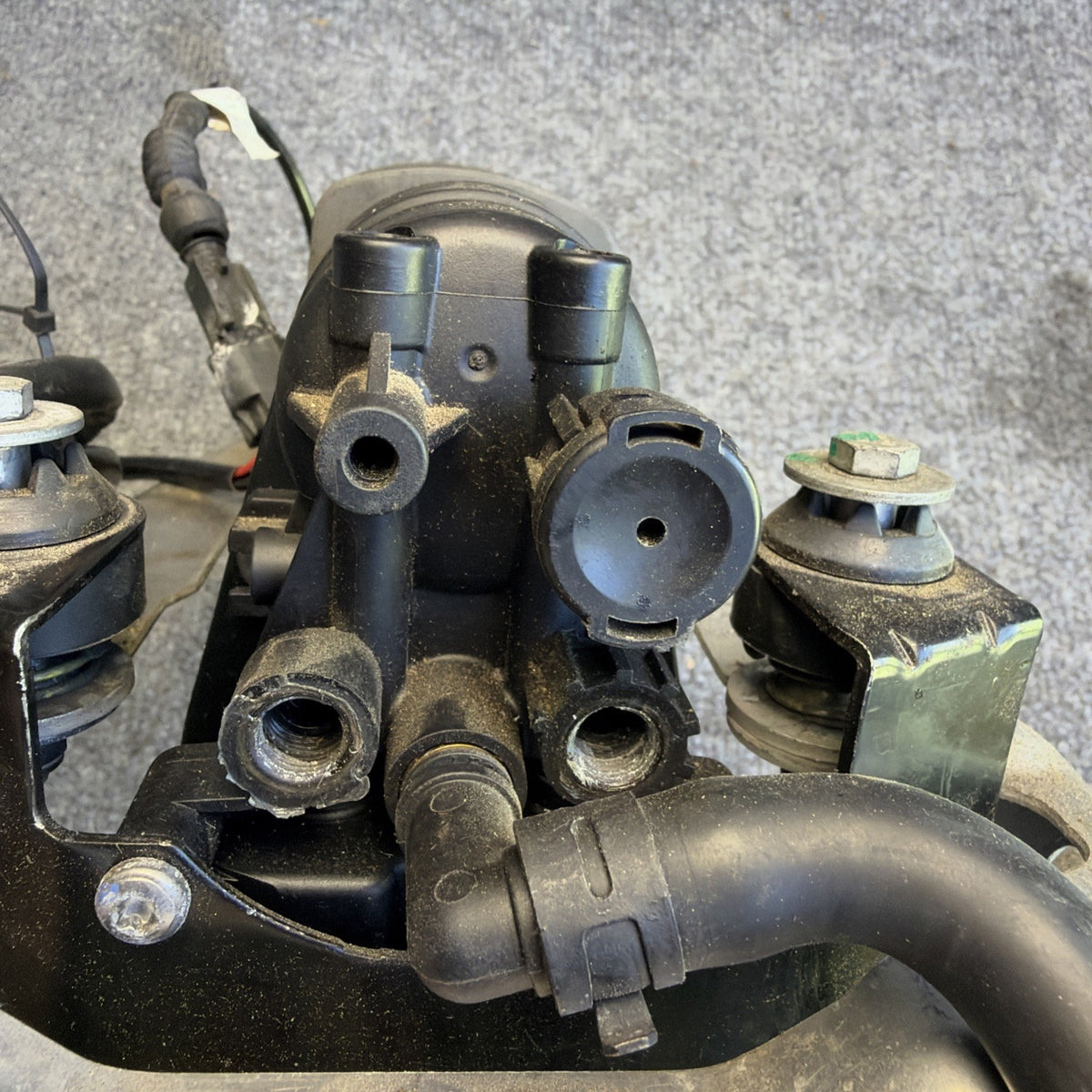 2012-2015 Tesla Model S Air Suspension Compressor Pump w/ Bracket 6006404-00-B