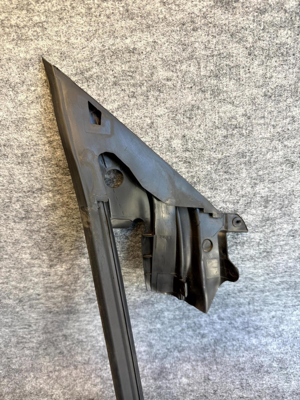 ♦️17-23 TESLA MODEL 3 FRONT RIGHT DOOR A-PILLAR FLAG RUBBER SEAL OEM, 109050200G