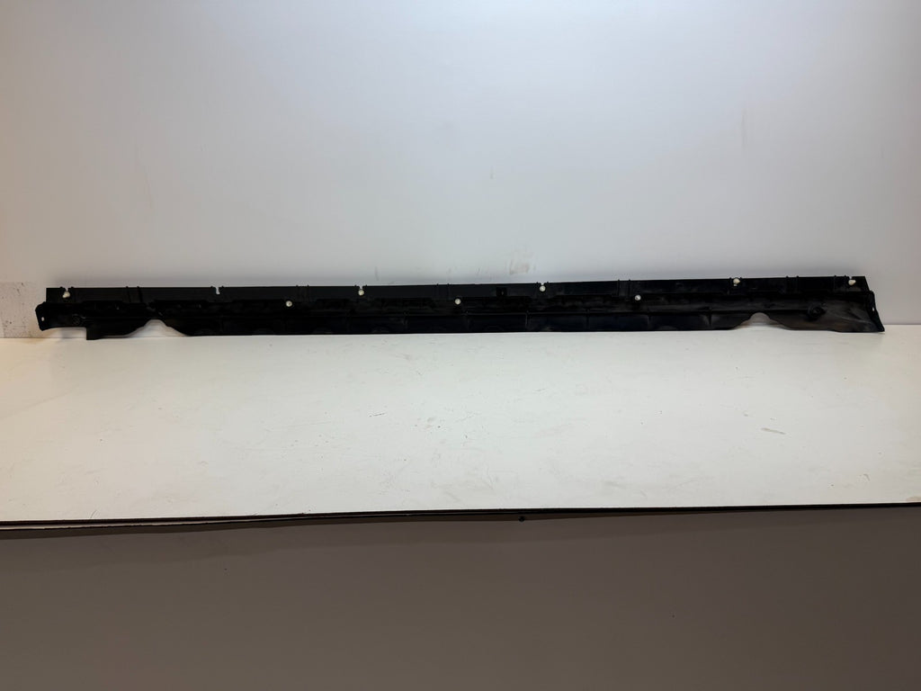 2020-24 TESLA MODEL Y RIGHT SIDE SKIRT ROCKER PANEL MOLDING CARRIER BRACKET