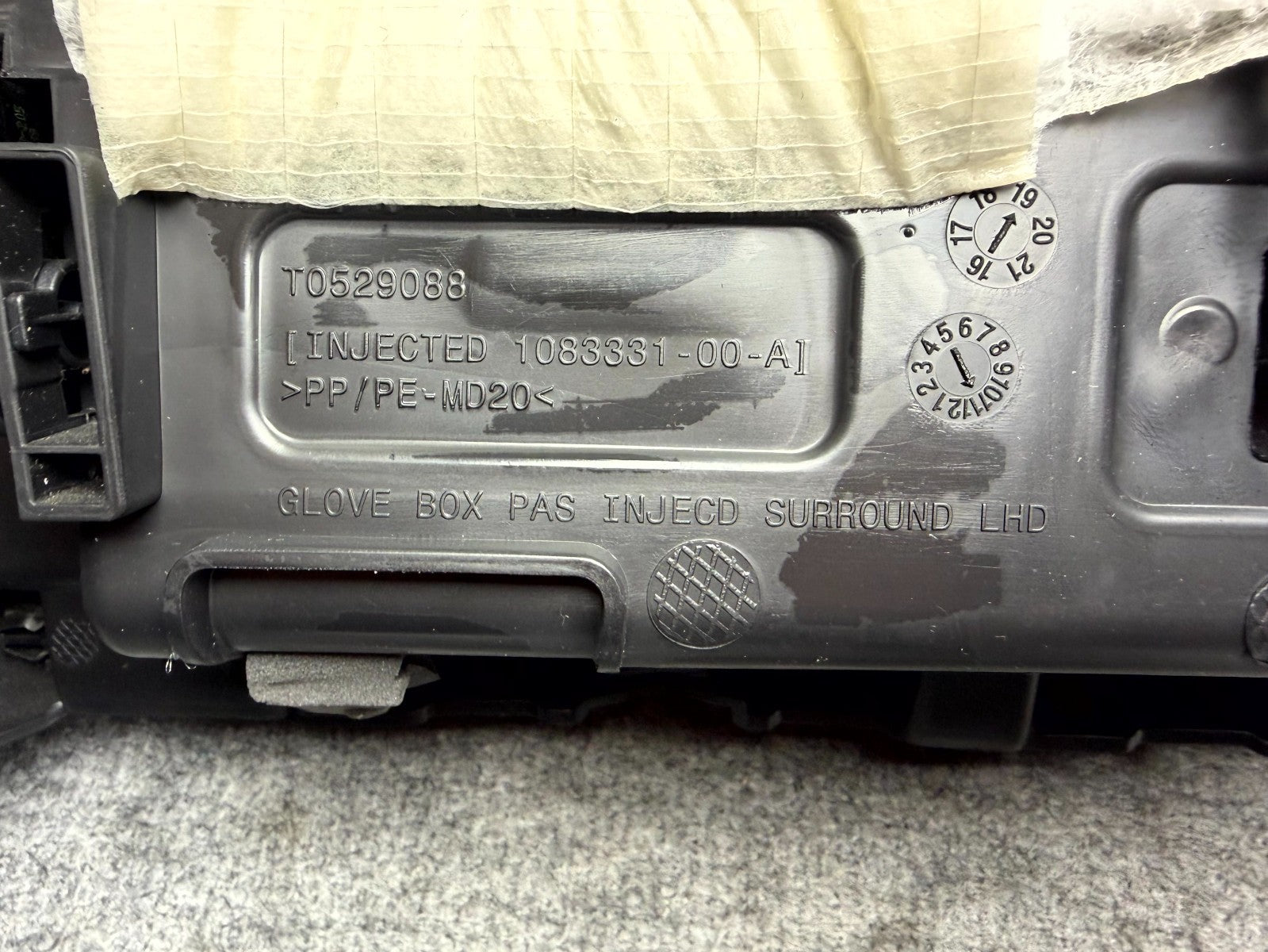♦️17-23 TESLA MODEL 3 FRONT GLOVE BOX STORAGE COMPARTMENT ASSY OEM, 1083331-00-A