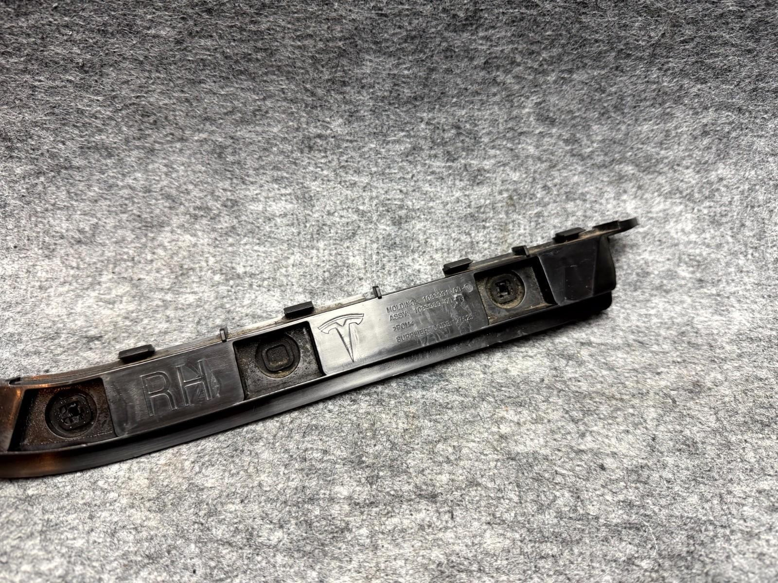 ♦️17-23 TESLA MODEL 3 RIGHT PASSENGER SIDE BUMPER WING BRACKET OEM, 1083991-00