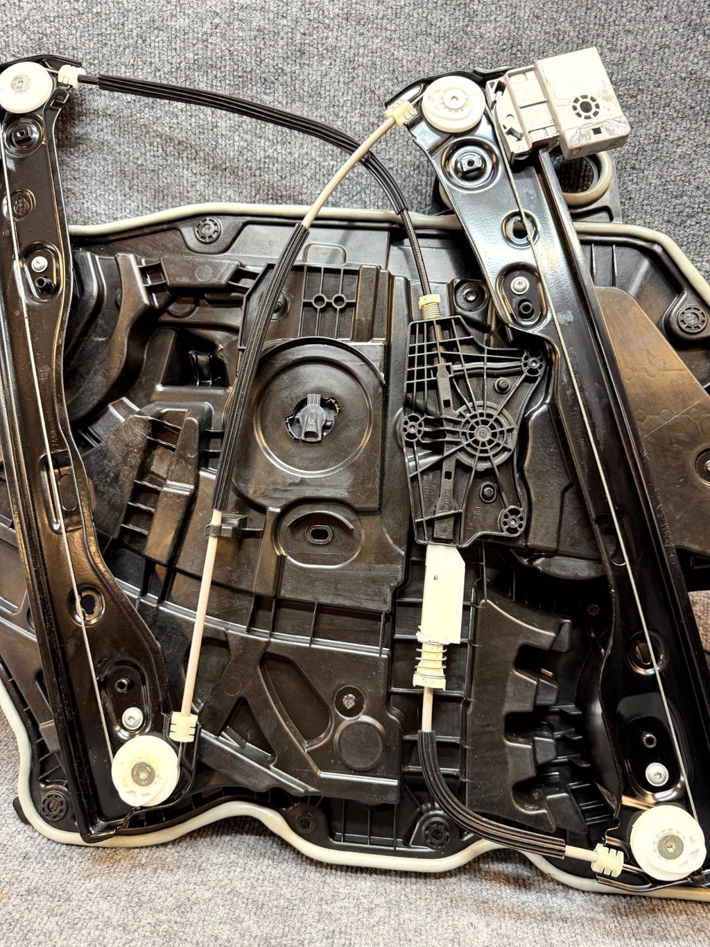 2020-2024 TESLA MODEL Y FRONT RIGHT DOOR WINDOW REGULATOR & MOTOR OEM,149550900J
