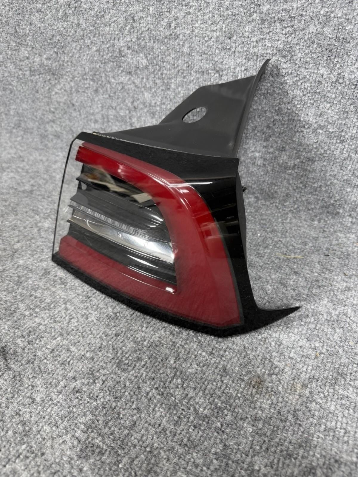 ♦️2017 - 2023 TESLA MODEL 3 REAR RIGHT PASSENGER SIDE TAILLIGHT OEM, 1077398-00