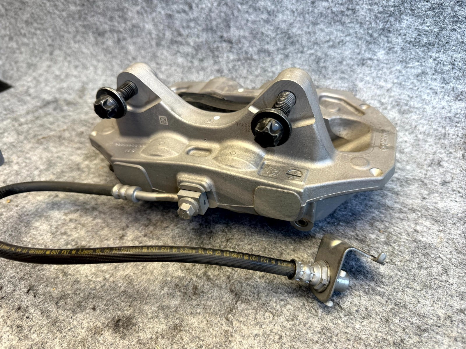 ♦️17-23 TESLA MODEL 3 FRONT LEFT BRAKE CALIPER W/ BRAKE HOSE LINE OEM, 104462100