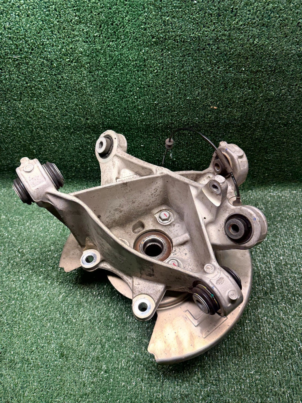 ♦️2020-2024 TESLA MODEL Y REAR RIGHT SIDE KNUCKLE SPINDLE HUB OEM, 1188416-00-F
