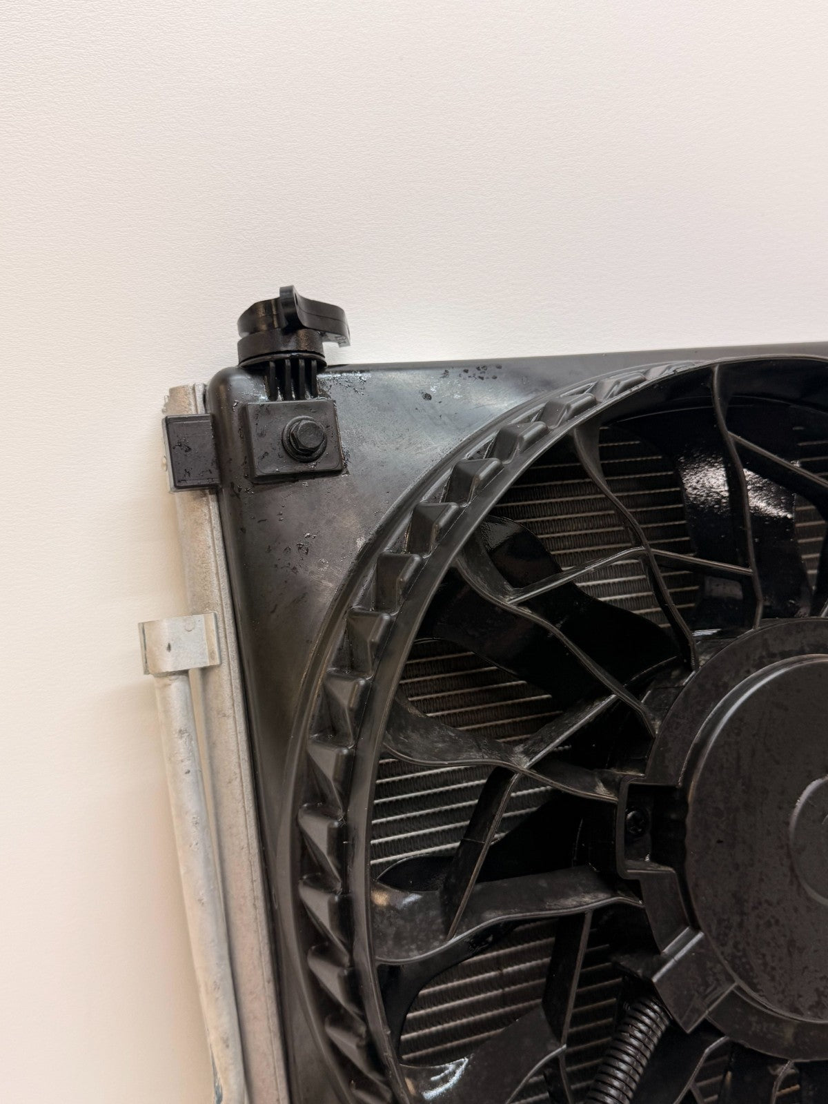 2012-2020 TESLA MODEL S RIGHT COOLING FAN SHROUD W/ CONDENCER 6008357-00-F