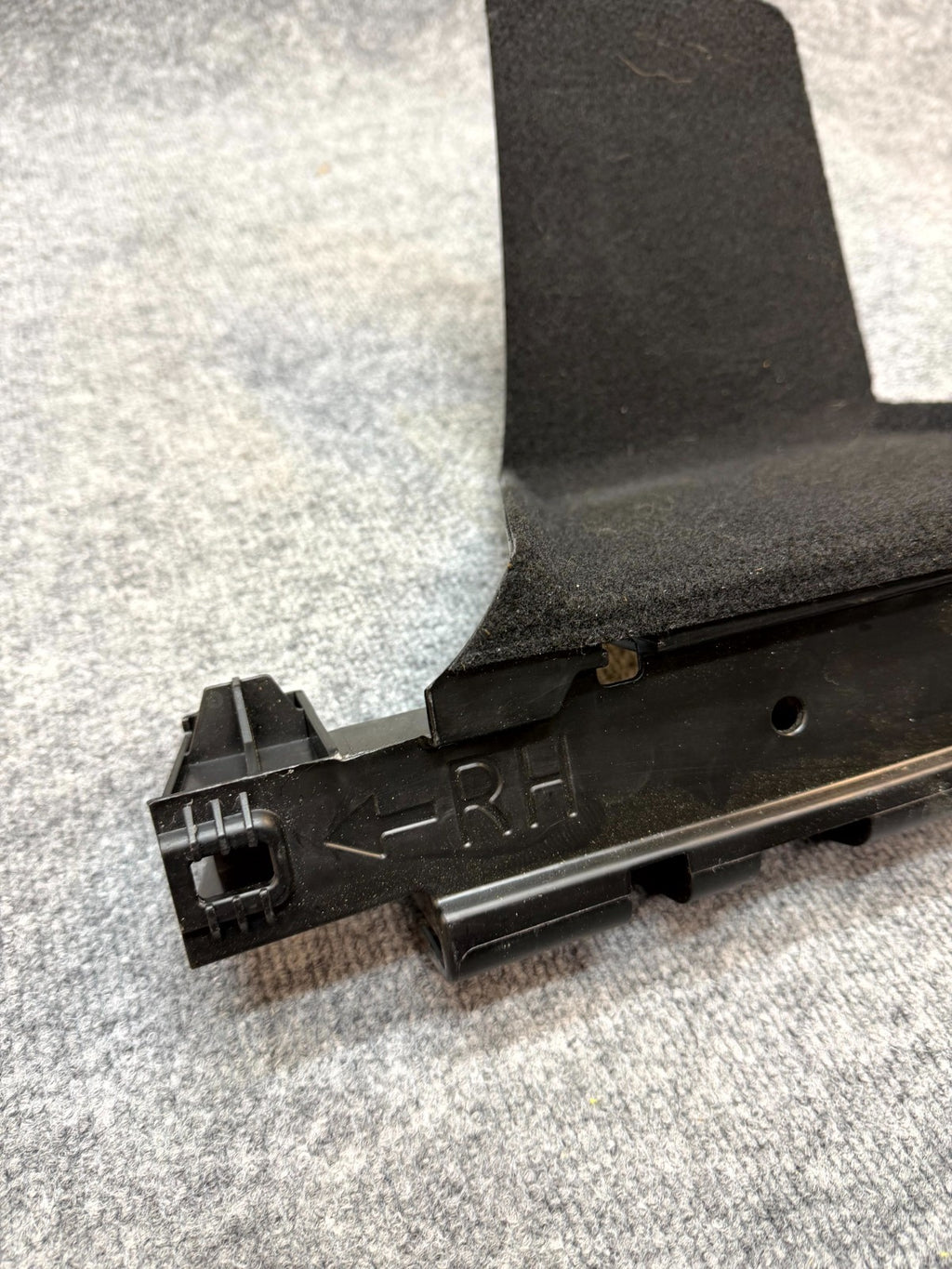 2020-2025 TESLA MODEL Y RIGHT SIDE TRUNK RUCKET BRACKET OEM, 1816617-00-A