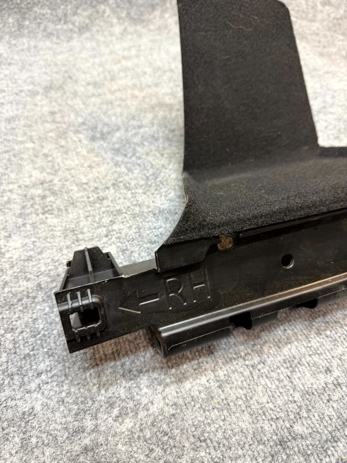 2020-2025 TESLA MODEL Y RIGHT SIDE TRUNK RUCKET BRACKET OEM, 1816617-00-A