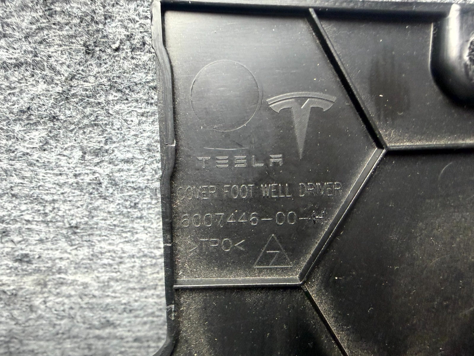 ♦️12-20 TESLA MODEL S FRONT LEFT FOOT WELL AIR DUCT TRIM COVER OEM, 6007446-00-H