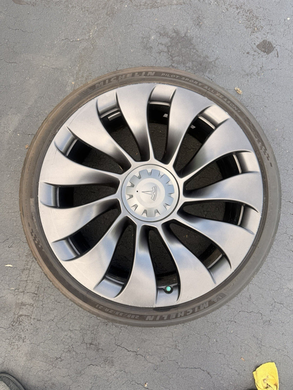 20-24 Tesla Model Y Front Uberturbine Wheel Rim 21" 21x9.5 w/ Tire 1188226-00-B