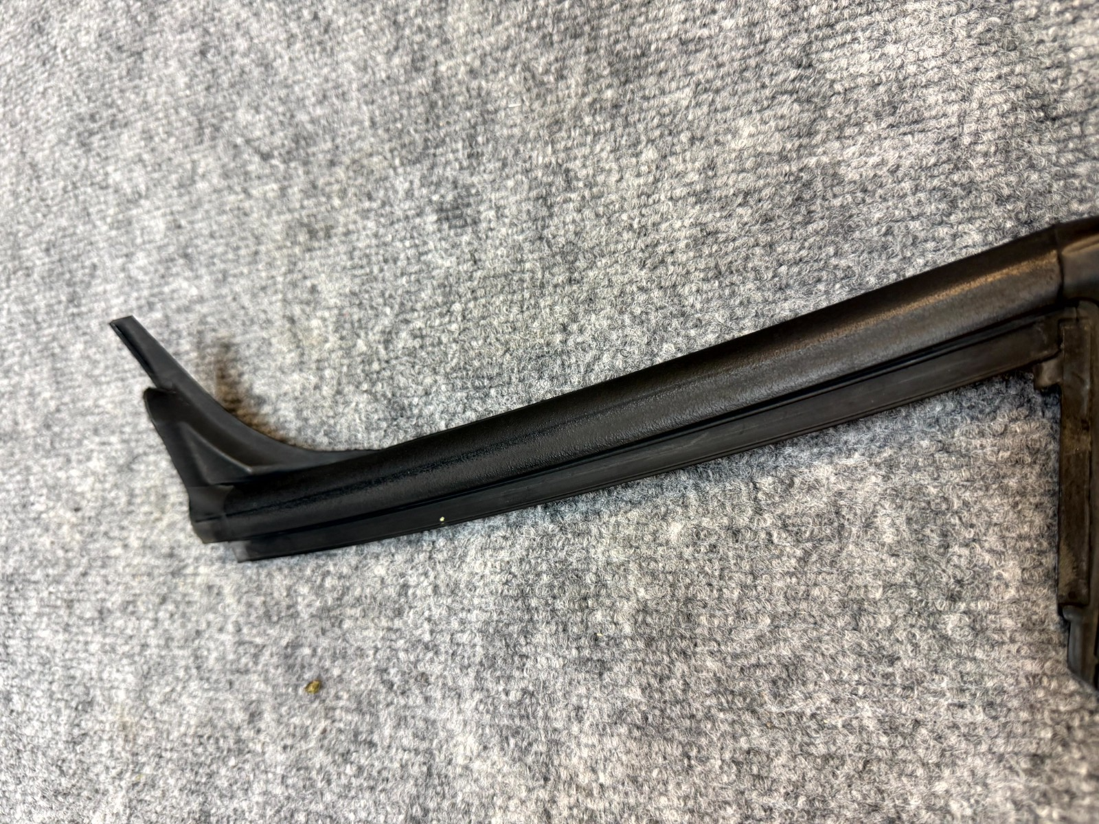 2020-2024 TESLA MODEL Y REAR RIGHT SIDE DOOR SEAL WEATHERSTRIP OEM, 1497714-00-D