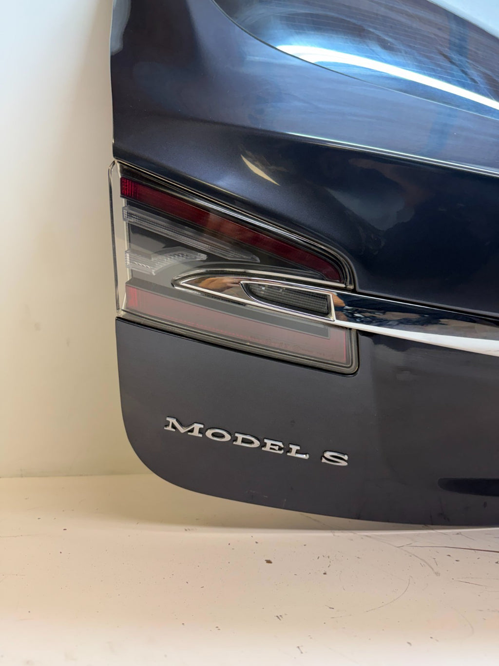 2016-2020 Tesla  Model S Liftgate Trunk Lid Tailgate Hatch Shell Black w/ Glass