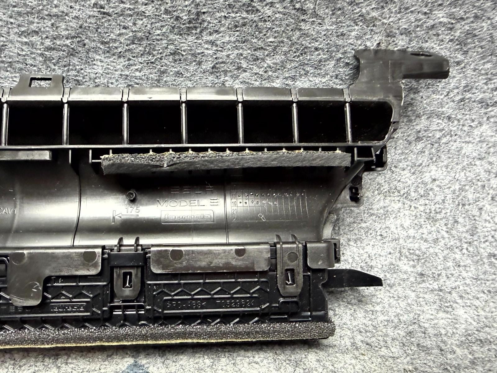 ♦️17-23 TESLA MODEL 3 DASH LEFT SIDE HEATER AC AIR VENT DUCT OEM, 1083320-00-D