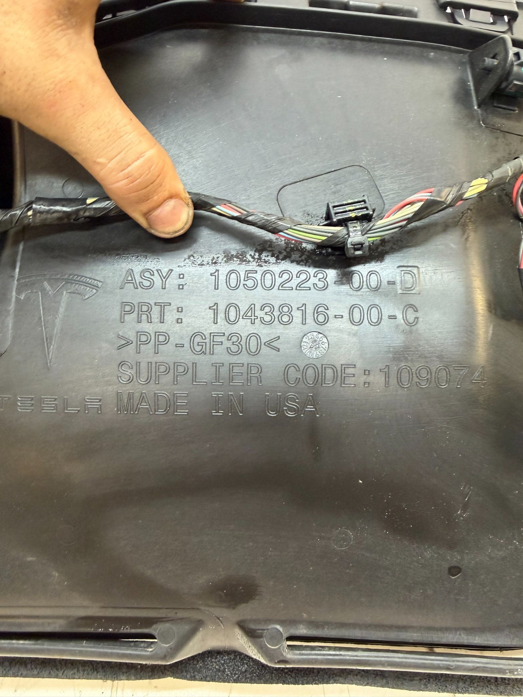 2016-2020 Tesla Model X Nose Duct Assembly OEM 1050223-00-D