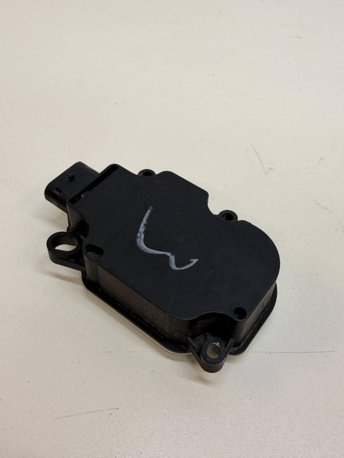2012-20 TESLA MODEL S FRONT BUMPER GRILLE VENT SHUTTER MOTOR ACTUATOR 110485402