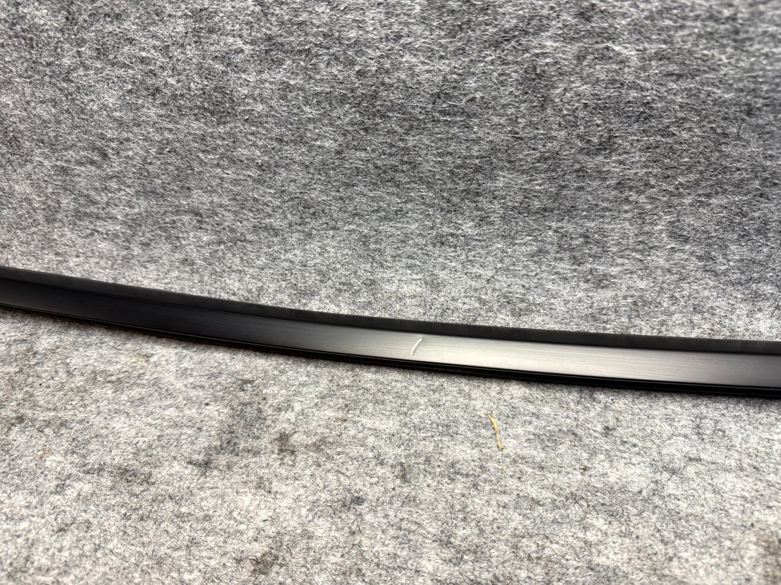 ♦️17-23 TESLA MODEL 3 FRONT RIGHT DOOR WINDOW OUTER BELT MOLDING OEM, 108068401I